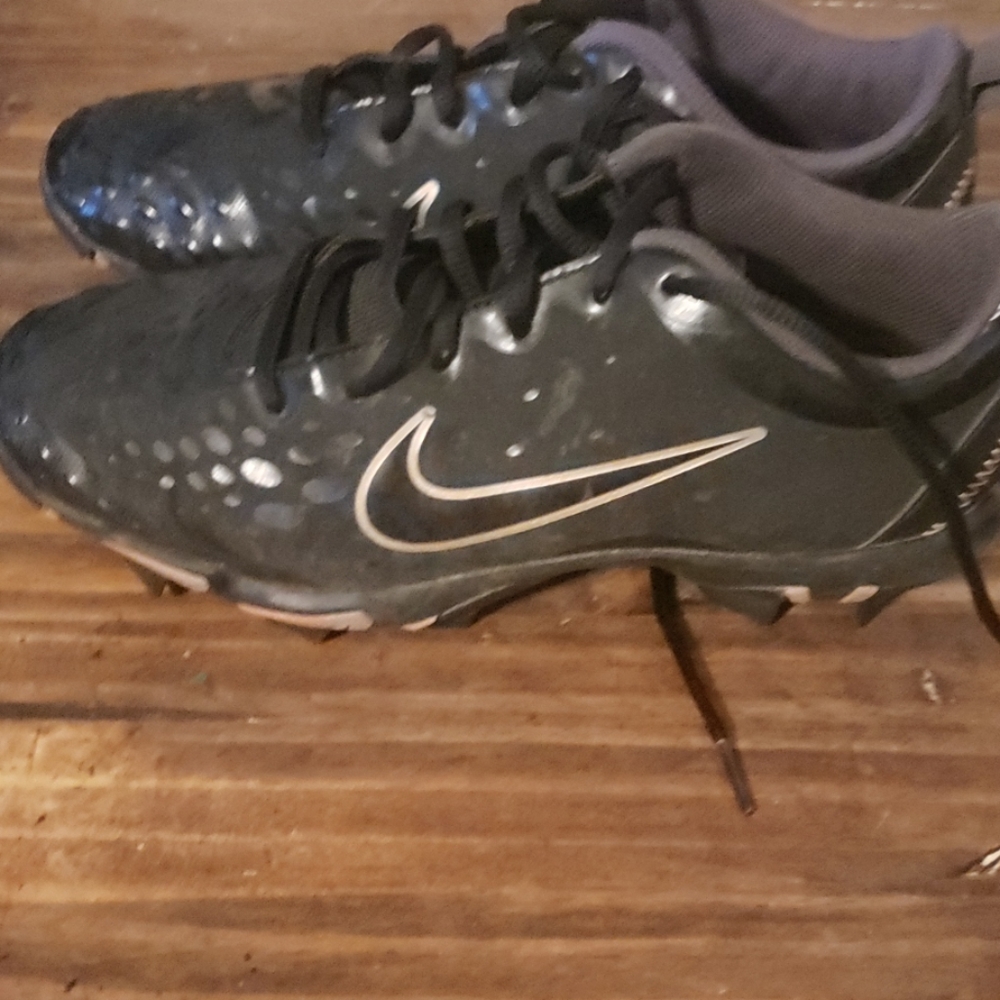 Womens softball cleats - Picture 2 of 3